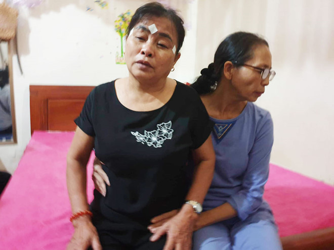 Bà Nguyễn Thị Phong suy sụp khi nhận được tin con gái Phạm Thị Trà My (26 tuổi) có thể đã chết trong container tại Anh. Ảnh: TN.