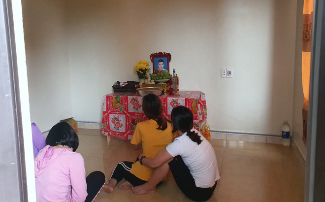Ông Nguyễn Đình Sắt đã lập bàn thờ cho con trai Nguyễn Đình Tứ (26 tuổi, trú xóm Phú Xuân, Đô Thành) khi biết anh Tứ là 1 trong số những nạn nhân trên. Ảnh: Trí thức trẻ.