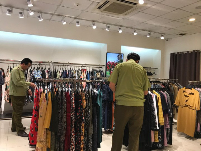 Ngày 11/11, Đội Quản lý thị trường (QLTT) số 14 thuộc Cục QLTT Hà Nội kiểm tra 5 cửa hàng của Seven.Am tại tại phố Tôn Đức Thắng, Thái Hà (Đống Đa), Kim Đồng (Hoàng Mai), Trần Phú (Hà Đông), Nguyễn Văn Cừ (Long Biên).