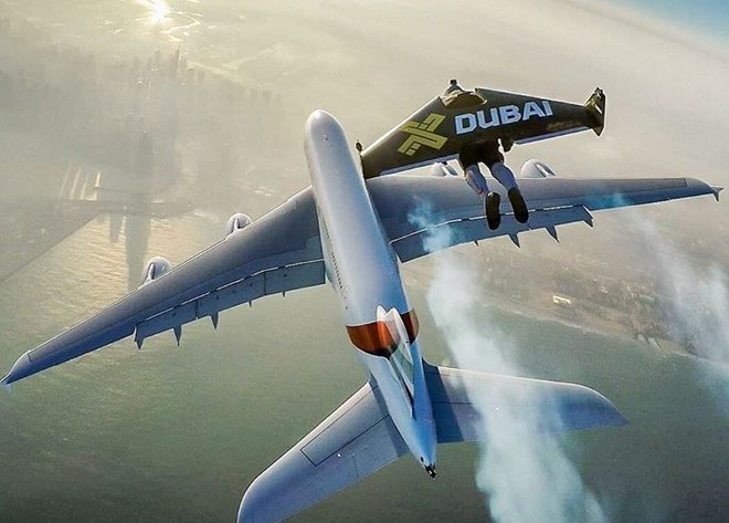 Từ nhỏ đến lớn, Fazza luôn được giáo dục ở những ngôi trường hàng đầu tại quê nhà như Rashid School For Boys và Dubai School of Government. Sau khi hoàn thành việc học tại Dubai, 8X gia nhập Học viện quân sự Sandhurst (Anh) - ngôi trường uy tín từng đào tạo các nhân vật hoàng gia như Hoàng tử William và Harry. Anh còn nghiên cứu thêm về kinh tế tại trường London School of Economics.