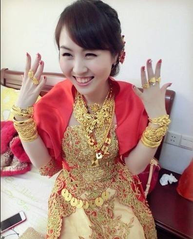 Ở vùng đất vốn dĩ đã toàn đại gia như Tấn Giang thì việc một cô dâu mặc áo cưới được phủ kín hoàn toàn bằng vàng thật chẳng khiến người ta ngạc nhiên chút nào.