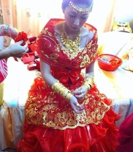 Do phong tục tập quán nên không chỉ các cự phú gia mới tặng vàng bạc cho cô dâu trong ngày xuất giá mà hầu hết những gia đình bình thường ở Tấn Giang chỉ cần có năng lực cũng sẽ nhất định "tất tay" cho con gái nở mày nở mặt về nhà chồng.