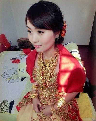 Để tỏ lòng biết ơn với người thân, cô dâu Trung Quốc sẽ cố gắng trưng diện hết tất cả số vàng bạc được tặng lên người trong ngày xuất giá.