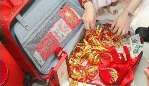 Đối với những người họ hàng "lười biếng" không muốn xách cả vali tiền thì các biên lai ngân hàng với nhiều con số được lồng khung kính trang trọng để gửi tặng cô dâu trong ngày cưới là điều thường thấy ở Tấn Giang.