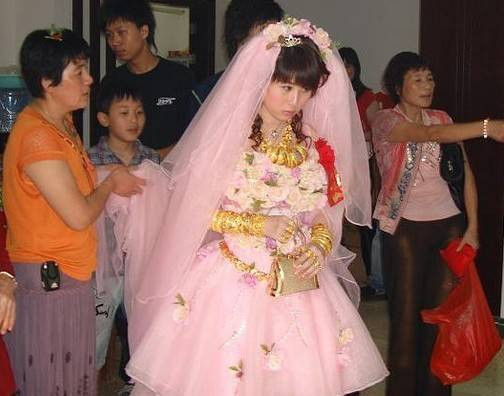 Các cô dâu càng nổi bật với số lượng trang sức vàng được phủ khắp trên cơ thể khiến quan khách lóa mắt sẽ càng khiến cho gia đình "không bị mất giá" với mọi người.