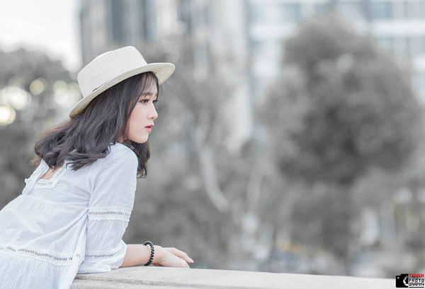 'Tấm hình được chụp lúc mình đang thực hiện phần thi khoảnh khắc đẹp trong cuộc thi Miss Hutech. Lúc đó là giờ nghỉ trưa nên ai nấy cũng chỉ mong về nhà nghỉ ngơi vì quá mệt rồi. Đến khi được bạn chụp gửi hình thì mình mới bất ngờ và biết là bản thân bị chụp chứ không phải do mình tự tạo đâu.' - Ngọc Ánh chia sẻ.