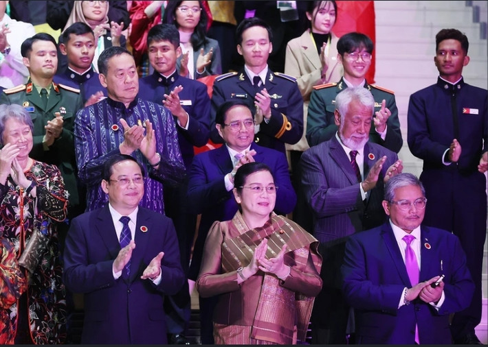 Thủ tướng Phạm Minh Chính và Trưởng đoàn các nước ASEAN tham dự buổi lễ. (Ảnh: Dương Giang/TTXVN).