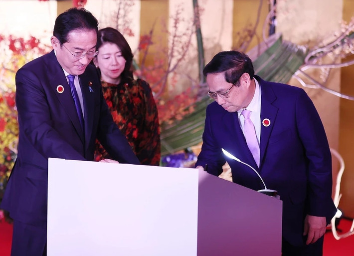 Thủ tướng Phạm Minh Chính ghi lưu bút tại buổi lễ. (Ảnh: Dương Giang/TTXVN).