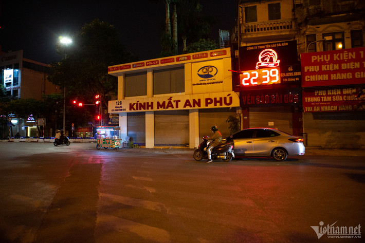Các tuyến phố cũng vắng vẻ hơn từ sớm so với ngày thường. Hình ảnh lúc 22h40 tại đường Giảng Võ