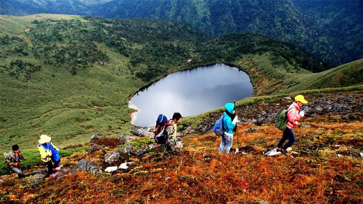 Khu vực này không có đường, toàn rừng núi, nhiều du khách phải đi bộ hơn 10 tiếng mới tới được hồ