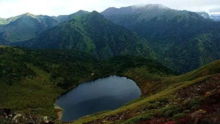 Mặc dù các chuyên gia đã tìm ra nguyên nhân gây mưa ở hồ nhưng vẫn có rất nhiều người tò mò và muốn được tham quan, thắng cảnh tìm tới đây