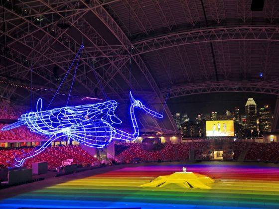 Phần khung của các đạo cụ "bay" trong lễ khai mạc SEA Games đã được hoàn thiện từ rất lâu. Đa số chúng đều có vẻ ngoài rất đẹp mắt, "ảo diệu". Trong những bức ảnh hé lộ về lễ khai mạc, phần nền sân vận động cũng được trang trí rất đẹp mắt với bảy sắc cầu vồng và vùng ánh sáng rực rỡ trên các khán đài.