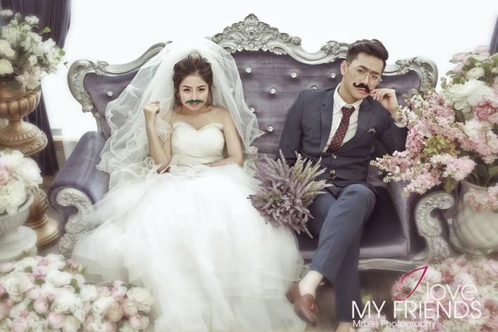 Do cặp đôi đã chụp ảnh cưới ở một vài nơi nhưng chưa bộ ảnh nào lưu giữ hình ảnh cùng những người bạn thân, cũng chính là phù dâu phù rể, nên tất cả đã quyết định sẽ chụp một bộ ảnh thật vui.