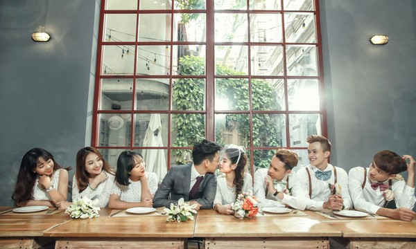 Họ không phải là bạn thật của cô dâu, chú rể nên cũng mất một thời gian ngắn để mọi người làm quen, dẹp bỏ ngại ngùng và cùng đùa vui, tạo nên khoảnh khắc tuyệt vời trong bộ ảnh cưới.