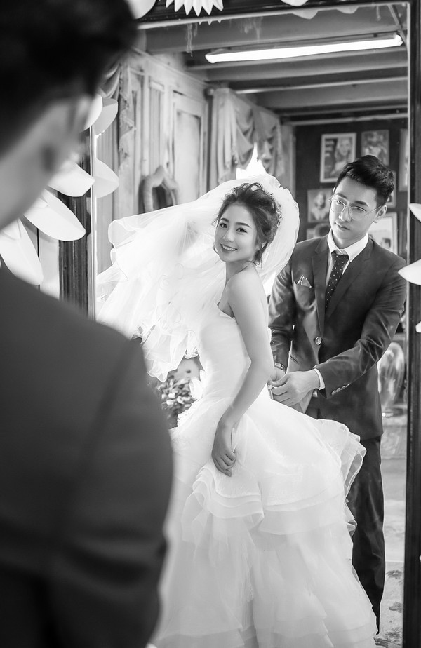 Bộ ảnh cưới theo phong cách Hàn Quốc, vintage của cặp đôi Ba Duy và hot girl Thanh Hóa Nam Thương được thực hiện bởi ekip của nhiếp ảnh gia Mr. Lee. Ý tưởng về bộ ảnh xuất phát từ phong cách khá Hàn Quốc và tính tình nghịch ngợm của Ba Duy.