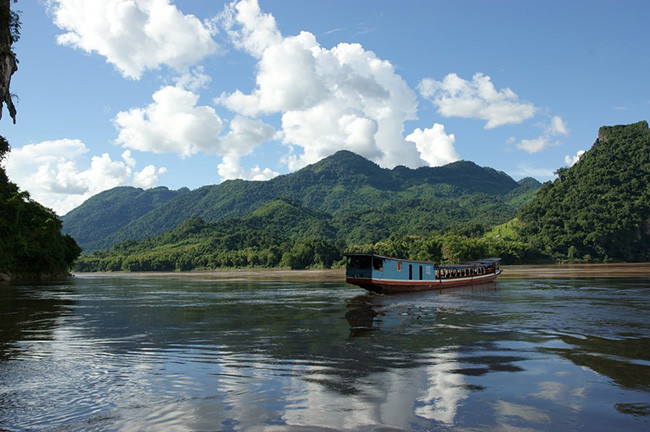 Sông Mekong, Đông Nam Á: Dòng sông tuyệt đẹp lớn nhất Đông Nam Á chảy qua rất nhiều địa điểm hấp dẫn du khách, khởi nguồn từ cao nguyên Tây Tạng, qua tỉnh Vân Nam - Trung Quốc, tiếp đến Myanmar, Lào, Thái Lan, Campuchia, và Việt Nam trước khi đổ ra Biển Đông. Khi đi du thuyền trên sông Mê kông, bạn có thể được chiêm ngưỡng nhiều cảnh quan độc đáo. Đó là những thành phố phát triển sầm uất hay những cánh đồng lúa bất tận cùng khu chợ nổi trên sông và cả những ngôi chùa cổ kính.