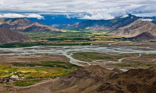 Sông Brahmaputra: Đây là một trong những con sông lớn của châu Á, chảy qua Tây Tạng, Ấn Độ, Bangladesh và đổ ra vịnh Bengal. Tốc độ dòng chảy của Brahmaputra - con sông với danh hiệu “độc đáo” này - được cho là nhanh nhất thế giới. Tại hạ lưu, Brahmaputra nhập với sông Hằng tạo nên một vùng đồng bằng châu thổ rộng lớn. Với chiều dài 2.900 km, nơi đây cũng là nguồn thủy lợi và giao thông quan trọng.
