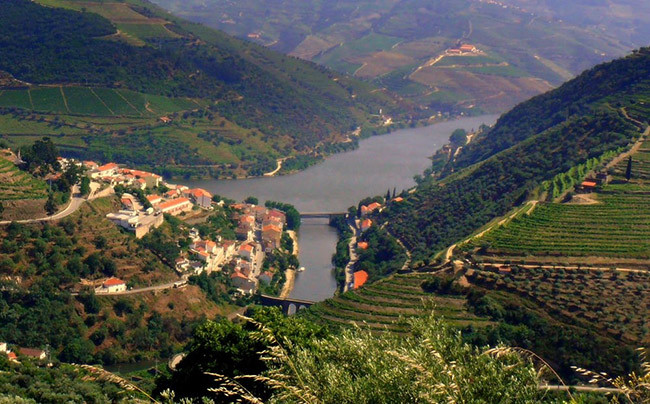 Sông Douro: Là một trong số các con sông chính của bán đảo Iberia, chảy từ thượng nguồn của nó gần Duruelo de la Sierra trong tỉnh Soria xuyên qua phần trung-bắc Tây Ban Nha và Bồ Đào Nha tới cửa sông của nó tại Porto. Chiều dài tổng cộng của nó là 897 km, trong đó chỉ có đoạn chảy qua Bồ Đào Nha là có thể phục vụ cho giao thông thủy cho các tàu bè nhẹ. Nó là con sông lớn thứ hai trên bán đảo Iberia, chỉ sau sông Tajo.