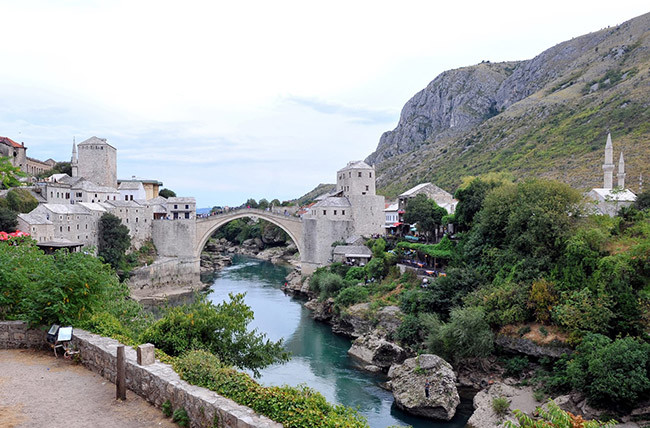 Sông Neretva: Neretva là con sông lớn nhất của phần phía đông của lưu vực Adriatic. Nó cung cấp bảo vệ lũ lụt, điện và nước lưu trữ, và được rất được du khách ưa chuộng bởi cảnh quan mang vẻ đẹp tự nhiên và đa dạng. Với nguồn nước ngọt dồi dào, Neretva được coi là một trong những nguồn tài nguyên thiên nhiên quý giá nhất của Bosnia và Herzegovina và Croatia.