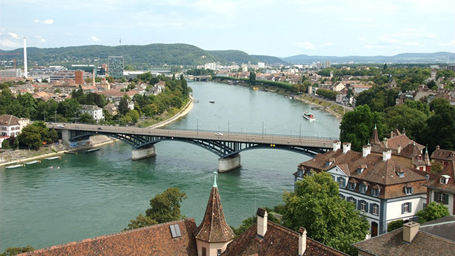 Sông Rhine: Là một trong những con sông lớn và quan trọng nhất châu Âu, dài 1.233 km có lưu lượng trung bình hơn 2.000 mét khối trên một giây. Sông Rhein bắt nguồn từ hồ Tomasee trên dãy núi Alps thuộc địa phận Thụy Sĩ. Nó chảy vào hồ Bodensee rồi hướng lên phía Bắc tới biên giới Đức-Pháp, chảy qua Strasbourg (Pháp), chảy vào lãnh thổ Đức bắt đầu từ Karlsruhe qua Bonn, Köln, Düsseldorf và chảy sang Hà Lan. Trong lãnh thổ Hà Lan, Rhein chia thành 2 phân lưu là sông Waal và sông Lek. Sông Rhein đổ vào biển Bắc gần Rotterdam.