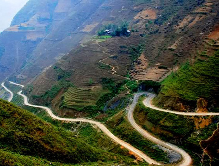 Bên cạnh đèo Ô Quy Hồ (nối liền Lào Cai và Lai Châu),đèo Pha Đin (nối giữa Sơn La và Điện Biên),đèo Khau Phạ (Yên Bái), đèo Mã Pí Lèng (Hà Giang) sừng sững giữa núi rừng Đông Bắc nổi danh là cung đường khó đi.