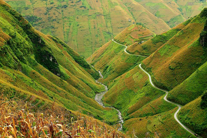 Đèo Mã Pì Lèng (Hà Giang) là cung đường đèo hiểm trở dài khoảng 20km vượt đỉnh núi Mã Pì Lèng có độ cao 2.000m, nối Mèo Vạc với Đồng Văn. Đoạn đèo này nổi tiếng với những cung đường uốn lượn như con rắn vắt mình từ ngọn núi này sang ngọn núi khác. Ảnh: DutchTa (Flickr).