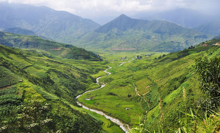 Đèo vượt qua đỉnh núi Khau Phạ, ngọn núi cao nhất vùng Mù Cang Chải. Tên gọi của đỉnh núi này trong ngôn ngữ của dân tộc Thái nghĩa là “Sừng Trời” (chiếc sừng núi nhô lên tận trời), do các chóp núi thường nhô lên giữa biển mây bao quanh như một chiếc sừng. Ảnh: Thanh Niên Thôn (Flickr).