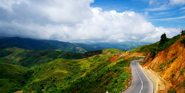 Đèo Pha Đin vừa nổi tiếng hiểm trở, vừa là nơi có khung cảnh đẹp mê hồn. Trên lưng chừng đèo thường mịt mờ mây phủ, dưới chân đèo là những bản làng lác đác. Tuy nhiên, khi lên đến gần đỉnh đèo thì hầu như không còn nhìn thấy bản làng nào mà chỉ còn nền trời xanh thẳm và núi rừng hùng vĩ như hòa quyện làm một. Ảnh: Imax-73 (Flickr).