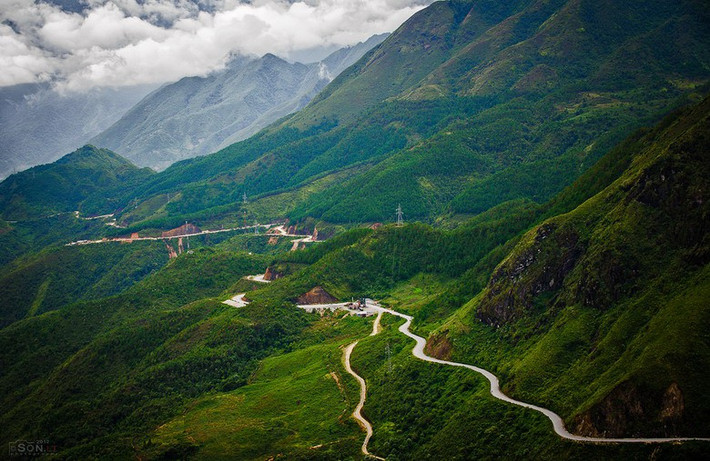 Dài gần 50km, Đèo Ô Quý Hồ là một con đèo giữ kỷ lục về độ dài tại vùng núi Tây Bắc, đồng thời cũng là một trong số những cung đường đèo hiểm trở và hùng vĩ vào bậc nhất Việt Nam. Con đèo này nằm trên tuyến quốc lộ 4D cắt ngang dãy Hoàng Liên Sơn, đèo nối liền hai tỉnh Lào Cai và Lai Châu với đỉnh đèo ở độ cao 2.000m chính là ranh giới giữa hai tỉnh. Ảnh: Lê Thanh Sơn (Flickr).