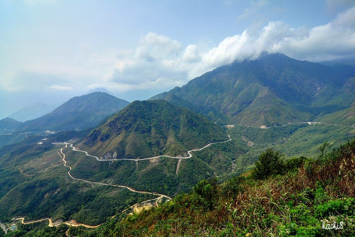 Không chỉ hiểm trở, trước kia, đoạn đèo này còn gắn với câu chuyện về những con hổ thần rình bắt người qua lại, nên rất ít người dám vượt qua. Ngày nay, tuyến đường đèo đã được nâng cấp nhiều nên trở thành một cung đường xe cộ đi lại khá đông đúc. Ảnh: Ngô Huy Hòa (Flickr).