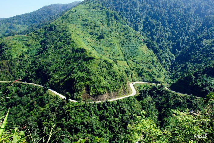 Đèo Khau Phạ là con đèo dài nhất trên tuyến quốc lộ 32 với độ dài trên 30 km, đồng thời cũng là một trong những cung đường đèo quanh co và dốc đứng thuộc hàng bậc nhất Việt Nam. Đèo nằm ở khu vực giáp giới giữa huyện Văn Chấn và huyện Mù Cang Chải của tỉnh Yên Bái , đi qua nhiều địa danh nổi tiếng như La Pán Tẩn, Mù Cang Chải, Tú Lệ, Chế Cu Nha, Nậm Có v.v. ở độ cao từ 1.200m đến 1.500m so với mực nước biển. Ảnh: Hachi8 (Flickr).