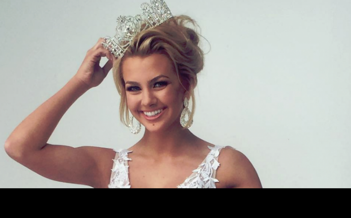 Cụ thể, trong các dòng tweet của mình đăng từ năm 2013, Karlie Hay đã dùng từ “mọi đen” (nigga – PV) để chỉ những người Mỹ da màu. Dù đã 3 năm trôi qua nhưng nhiều người theo dõi Twitter của tân Hoa hậu Tuổi teen 2016 vẫn nhớ như in chuyện này và đã chụp ảnh màn hình, công khai toàn bộ chúng lên các trang mạng xã hội, diễn đàn trao đổi tin tức, fanpage của cuộc thi Hoa hậu Tuổi teen để mọi người cùng thấy “bộ mặt thật” của Karlie Hay.
