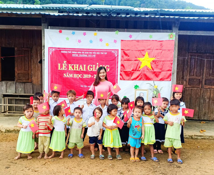 34 học sinh này được học trong một dãy phòng tạm, thưng bằng gỗ, mái lợp tôn. Thời tiết nơi điểm trường này lạnh mát quanh năm, mùa đông và mỗi sáng sớm thường lạnh cóng, sương bao phủ tới giữa trưa mới lộ ra điểm trường.