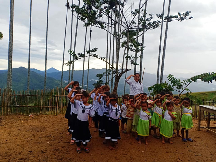Không có sự tham gia của người khách mời, lễ khai giang diễn ra giản dị nhưng đầy ấm áp.