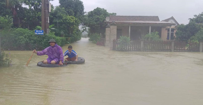 Người dân buộc phải di chuyển bằng thuyền bè tự chế.