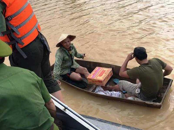 Người dân phải nhờ đến sự giúp đỡ của lực lượng cứu hộ để đảm bảo an toàn.
