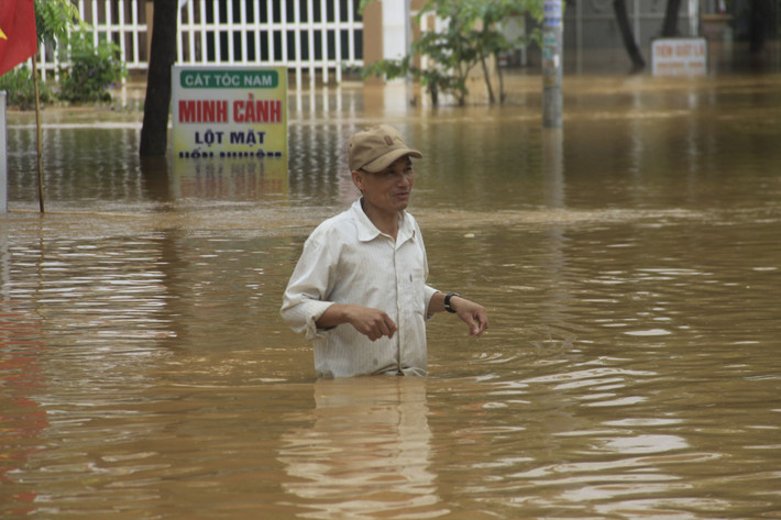 Một số địa phương nước lũ đã dâng đến nửa người.