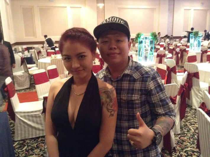 Ngoài hình ảnh mẹ được xăm ở lưng, Mèo Mập còn có một hình xăm hoa văn ở vai trái và một hình rất cầu kỳ gần như phủ kín chân phải của mình.