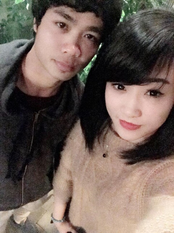 Fan nữ này tỏ ra khá thân thiết với Công Phượng. Họ uống cafe và chụp ảnh "tự sướng" vui vẻ cùng nhau.