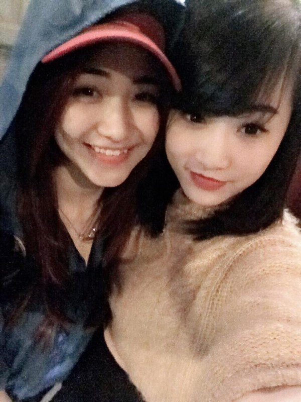 Điều đáng chú ý là trong loạt ảnh fan nữ này chia sẻ có xuất hiện cả Hòa Minzy. Hai cô gái trẻ cũng tỏ ra rất thân thiết, đứng dựa vai, ghé đầu chụp ảnh cùng nhau.