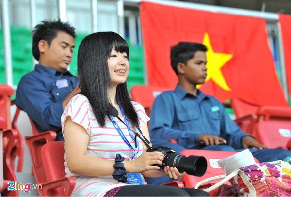 Megumi Hata là một "fan bự" của lứa "gà nòi" HAGL, đặc biệt là Công Phượng, Xuân Trường, Tuấn Anh... Muốn gửi lời chúc mừng sinh nhật tới Công Phượng, nữ phóng viên xinh đẹp đã tự bỏ tiền túi, lặn lội từ Nhật Bản sang Việt Nam, đến Hải Phòng vừa để xem trận đấu của HAGL vừa để gặp Công Phượng.