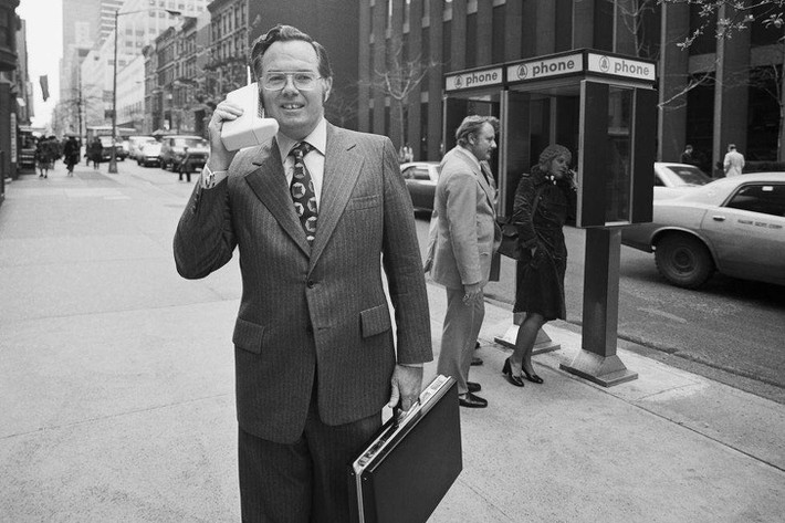 Phó Chủ tịch Motorola John F. Mitchell đang sử dụng chiếc điện thoại cầm tay đầu tiên trên thế giới tại thành phố New York năm 1973./.