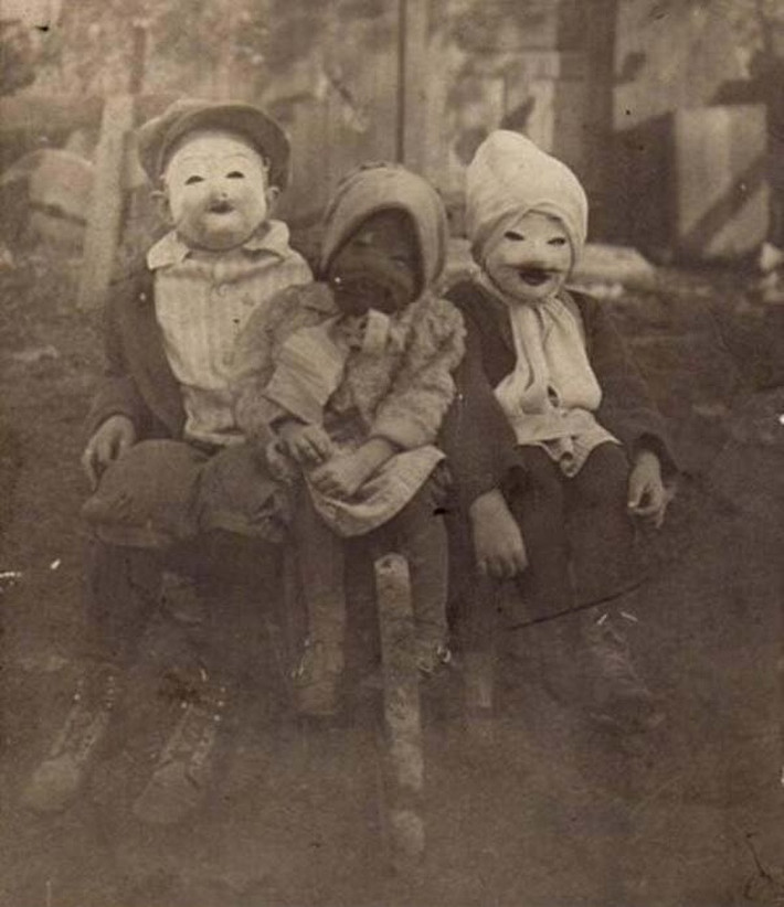 Giật mình trước hình ảnh kỳ quái của 3 đứa trẻ trong bộ đồ hóa trang Halloween vào khoảng năm 1900.