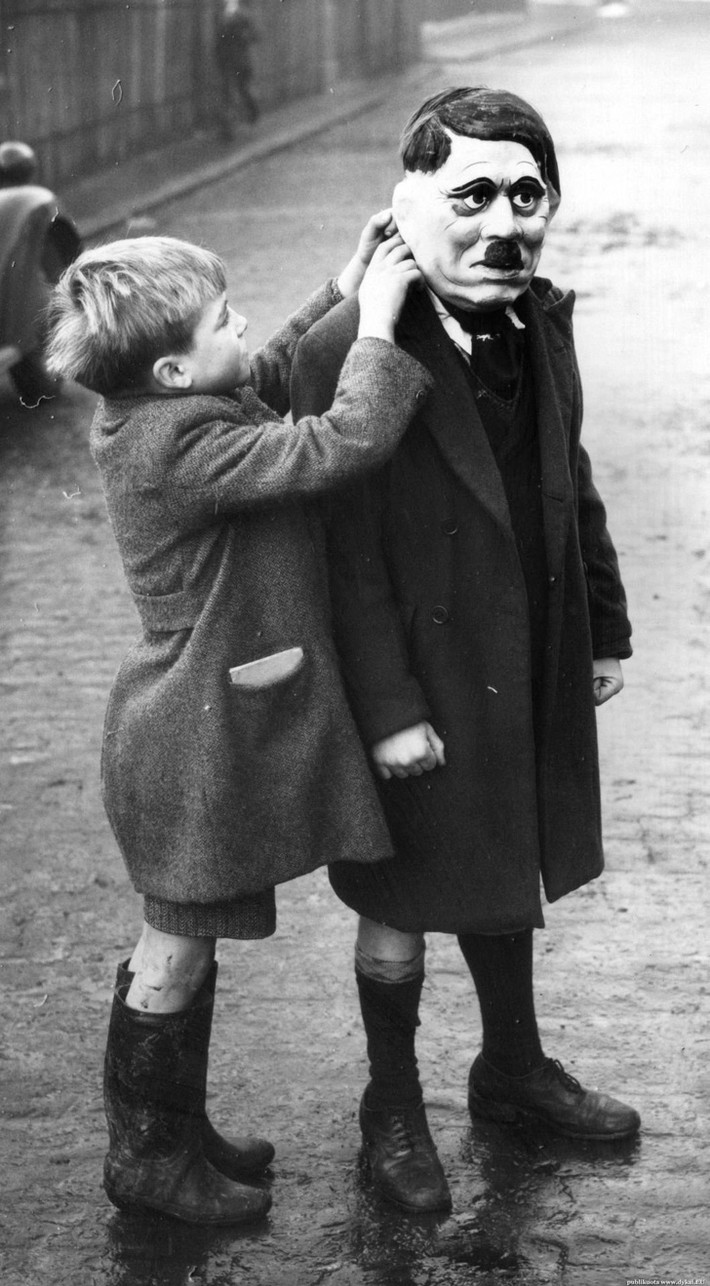 Một cậu bé đeo mặt nạ Adolf Hitler ở London năm 1938.