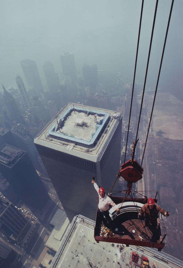 Các công nhân đang xây dựng ăng ten tại Trung tâm Thương mại Thế giới ở New York năm 1979.