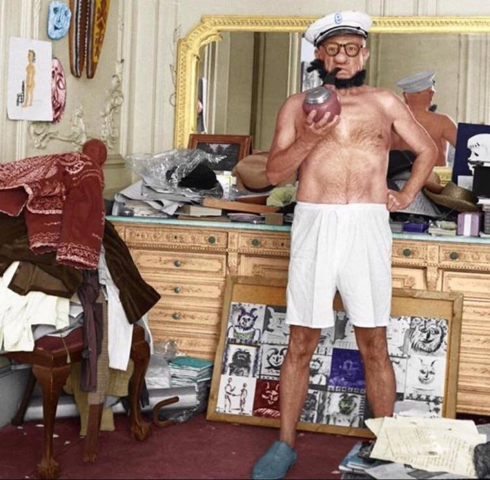 Pablo Picasso trong bộ trang phục thủy thủ Popeye năm 1957.