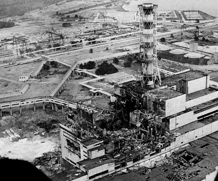 3. Nổ ở Nhà máy điện hạt nhân Chernobyl: Vụ nổ ở nhà máy điện hạt nhân Chernobyl là thảm họa kỹ thuật kinh khủng nhất trên thế giới. Ngày 26/4/1986, lò phản ứng số bốn của nhà máy này phát nổ, giết chết hàng trăm người và hủy hoại khu vực xung quanh. 336.000 người phải di cư, khu vực này phủ nhiều chất phóng xạ nhiều thập niên sau đó.