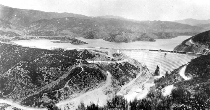 4. Vỡ đập St. Francis: Ngày 12/3/1928, đập St. Francis bị hư hại làm gần 12,5 tỷ gallon nước tràn ra thung lũng Santa Clarita. Bức tường nước cao tương đương tòa nhà 10 tầng ập xuống khu dân cư làm 420 người chết trong hỗn loạn, trong đó có 42 trẻ em.