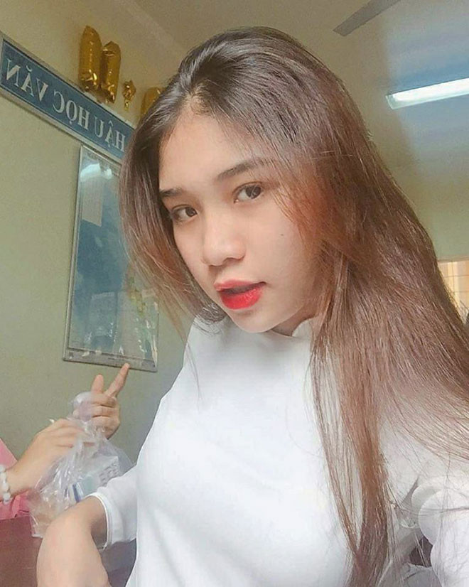 Cô gái tươi tắn nhất trong dàn phù dâu (đứng kế bên Mỹ Ngọc) là Bảo Kim.