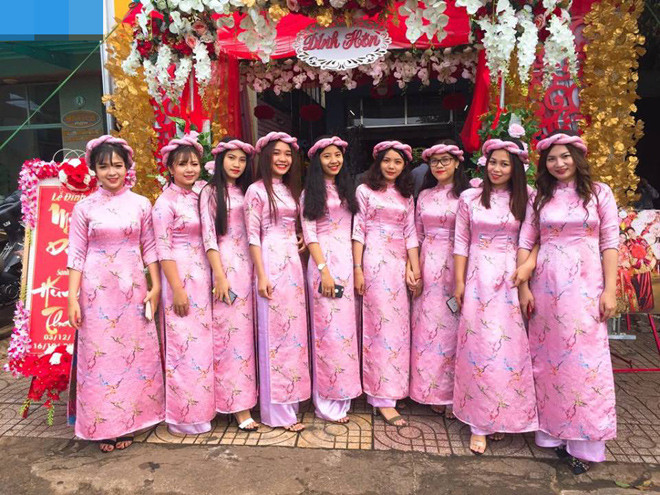 Mới đây, hình ảnh một dàn phù dâu khác tại Đắk Lắk trẻ trung, xinh đẹp không kém cũng được dân mạng chia sẻ rộng rãi. Trong ảnh là 7 cô gái diện áo dài hồng, da trắng, chân dài, gương mặt trang điểm nhẹ nhàng nhưng vẫn vô cùng xinh xắn. Không ít người thừa nhận, hiếm có đám hỏi nào lại tìm được dàn phù dâu xinh đồng đều như vậy.